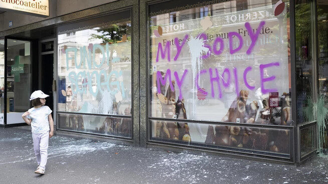 Verwüstet: Die Demonstranten sprayen Schriftzüge wie «My Body My Choice», also mein Körper, meine Wahl, an die Schaufenster der Läderach-Filiale in Zürich.